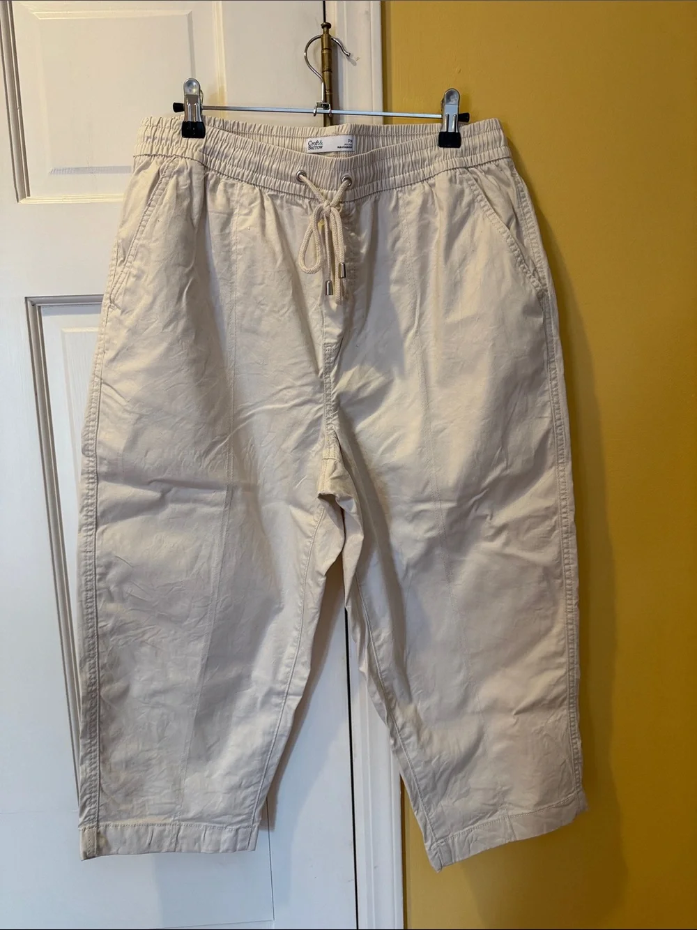 Women’s Croft and Barrow beige crop Pants petite medium